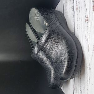 DANSKO XP 2.0 Black Tooled Leather Floral Embossed Patent Clog Size 41 (10.5-11)
